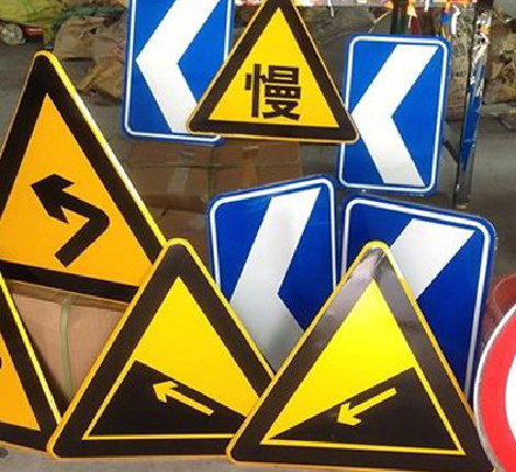 新田标识标牌中颜色的确定是很重要的。