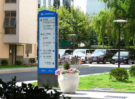 新田哪些因素影响宣传栏的制作？